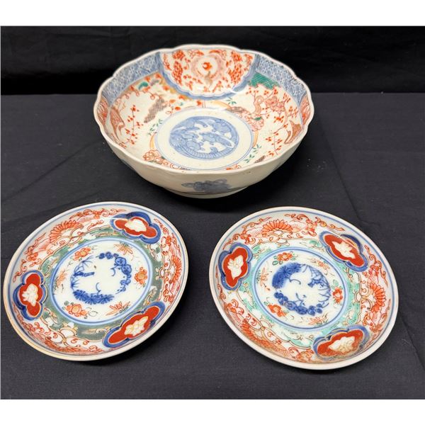 Antique Japanese Ko-Imari Porcelain Serving Bowl (Hachi) w/ 2 Matching Saucers, Late Meiji Period