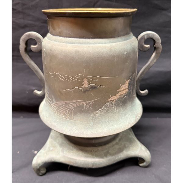 Hōun Japanese Footed Vase Depicting Kyoto