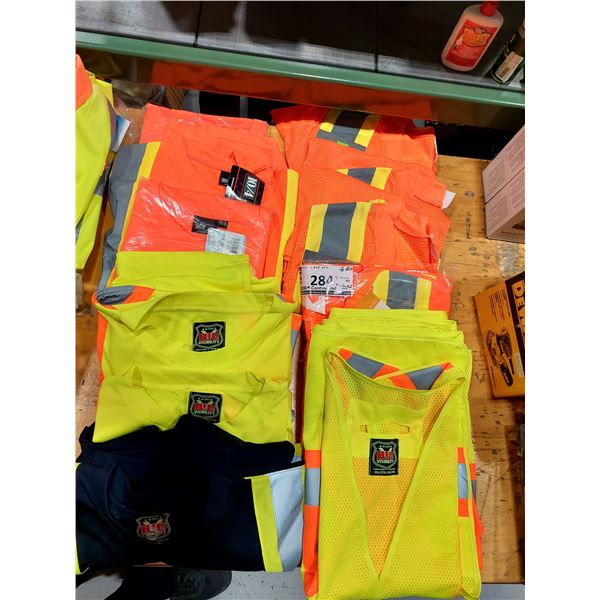 LOT DE 13 VÊTEMENTS HAUTE VISIBILITÉ ASSORTIS, 4 VESTES ET 9 CHANDAILS