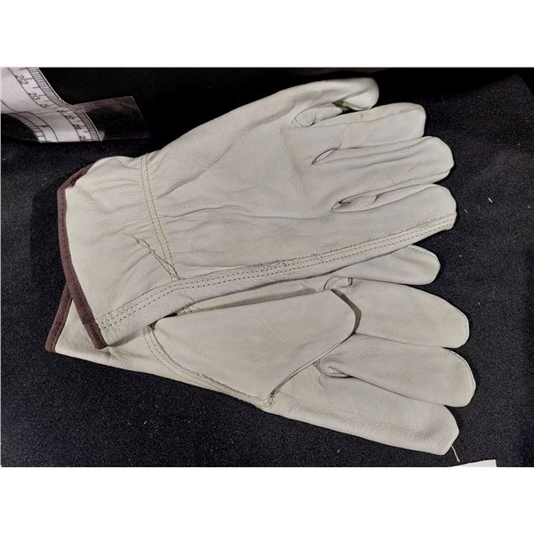 PAIRE DE GANTS EN CUIR