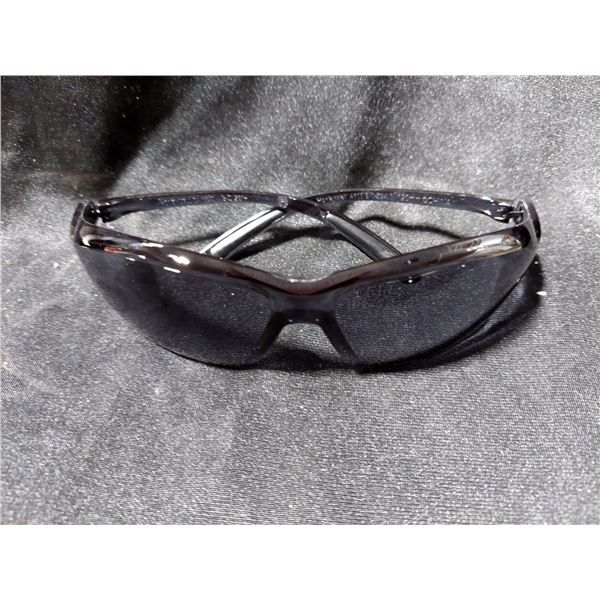 PAIRE DE LUNETTES DE SÉCURITÉ UVEX A700 GRISE
