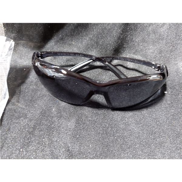 PAIRE DE LUNETTES DE SÉCURITÉ UVEX A700 GRISE