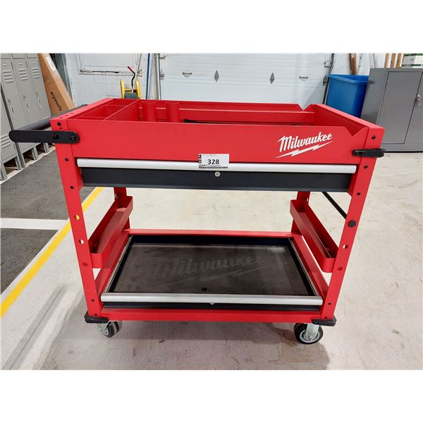 CHARIOT EN MÉTAL MILWAUKEE 40 PO AVEC ÉLECTRICITÉ