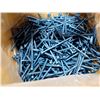 Image 1 : LOT DE 475 + VIS À BÉTON TÊTE HEXAGONALE À RONDELLE FENDUE, 1/4-14 X 4", 14400SCRH, REVÊTEMENT BLEU 