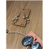Image 4 : Costume Jewellery Lot Earrings, Necklaces, Brooches