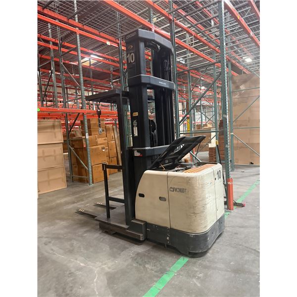 Crown 3,000LB Capacity Electric Order Picker Model SP3520-30 with 5768.8 Hours
