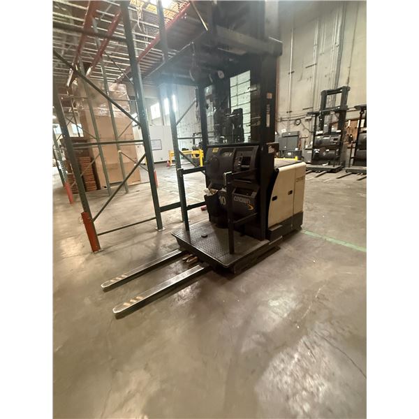Crown 3,000LB Capacity Electric Order Picker Model SP3520-30 with 15246.5 Hours