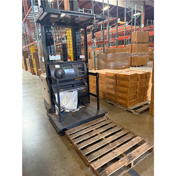 Crown 3,000LB Capacity Electric Order Picker Model SP3520-30 with 2261 Hours