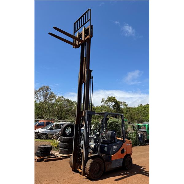 (939471) Doosan D30S-7 Forklift (Runs & Lifts - See Video)