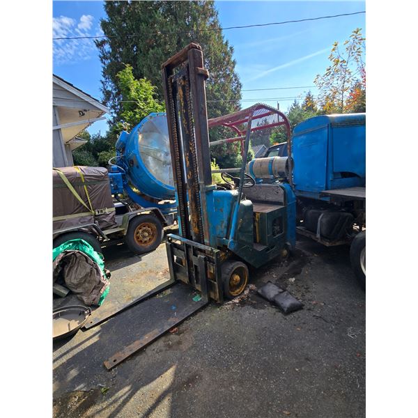 Vintage Industrial Propane / LPG Solid Tire Warehouse Forklift with Overhead Guard