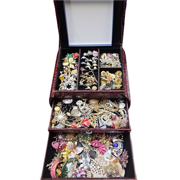 JEWELRY BOX OF VINTAGE COSTUME JEWELRY NECKLACE
