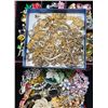Image 2 : JEWELRY BOX OF VINTAGE COSTUME JEWELRY NECKLACE