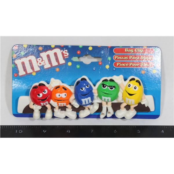 M&M BAG CLIP FEATURING RED ORANGE BLUE GREEN AND Y