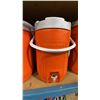 Image 2 : 7 ORANGE RUBBERMAID COLD BEVERAGE DISPENSERS