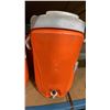 Image 4 : 7 ORANGE RUBBERMAID COLD BEVERAGE DISPENSERS