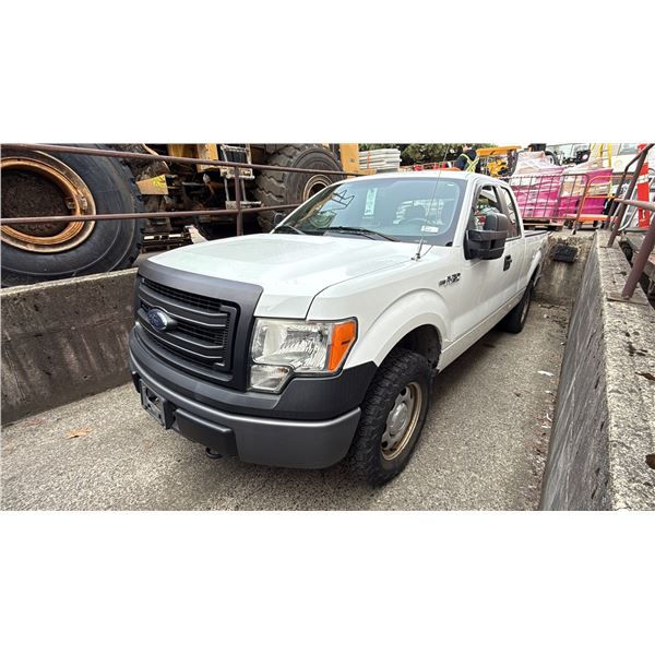 2013 FORD F150 XL, 4DR CREW CAB PICKUP, WHITE, VIN 1FTEX1EM9DKE95845,