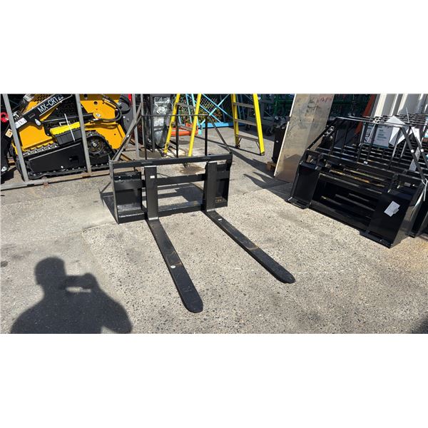 AGT INDUSTRIAL SAII100 SKID STEER PALLET FORK ATTACHMENT WITH 48  FORKS