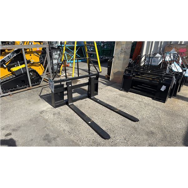 AGT INDUSTRIAL SAII100 SKID STEER PALLET FORK ATTACHMENT WITH 48  FORKS
