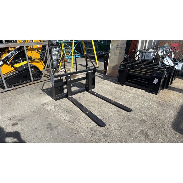 AGT INDUSTRIAL SAII100 SKID STEER PALLET FORK ATTACHMENT WITH 48" FORKS