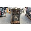 Image 3 : LINCOLN ELECTRIC CLASSIC 300D HEAVY DUTY INDUSTRIAL DIESEL POWERED WELDING POWER SOURCE ON METAL
