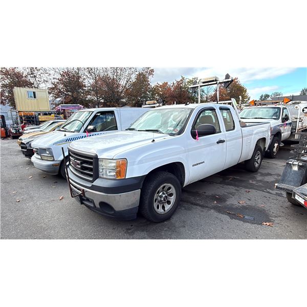 2013 GMC SIERRA SLE, 4DR CREW CAB PICKUP, WHITE, VIN 1GTR1TEA6DZ182800,