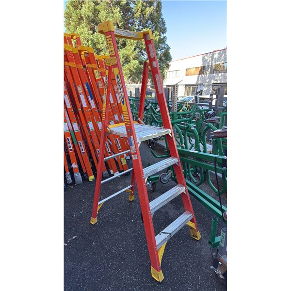 WERNER PODIUM 4' ORANGE CARBON FIBER INDUSTRIAL PLATFORM LADDER