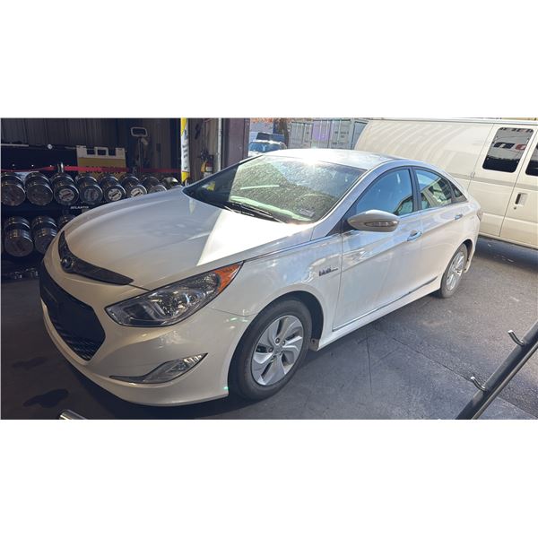2014 HYUNDAI SONATA, 4DRSD, WHITE, VIN KMHEC4A40EA111831,