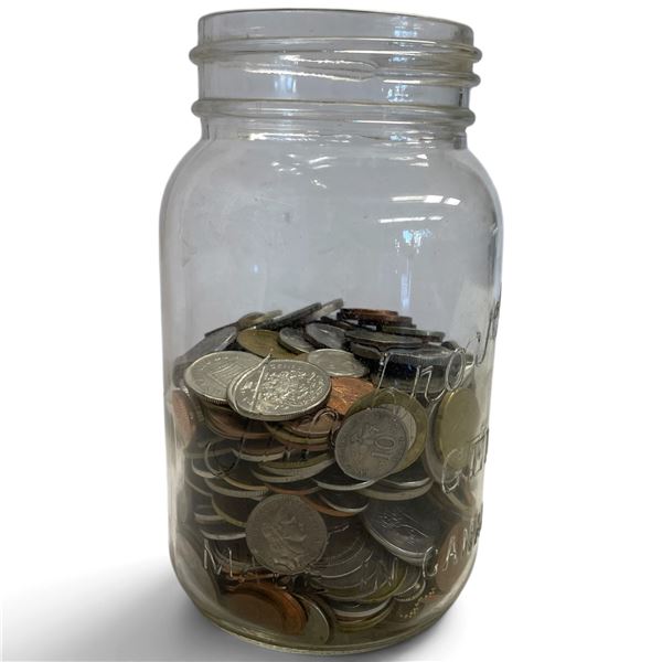 Glass Jar of Assorted World Coins & Tokens - Total weight: 2.1 kg