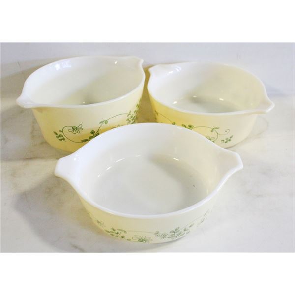 SET OF THREE PYREX CASSEROLES