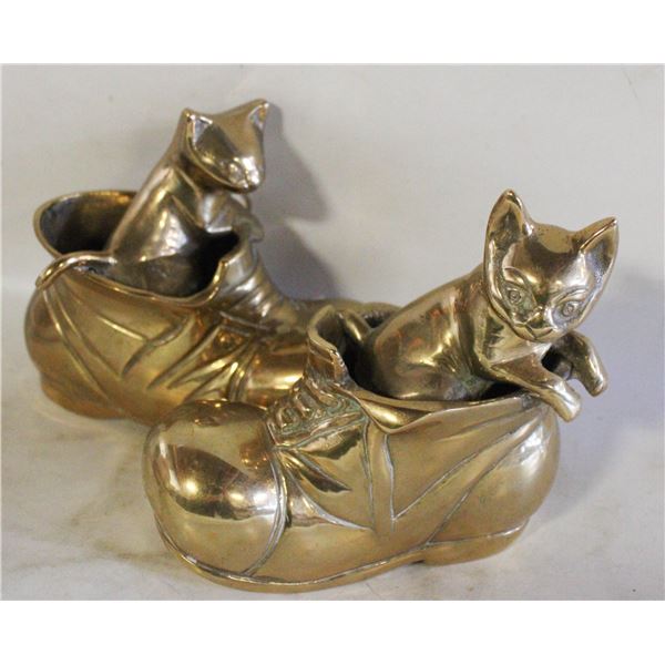 2 BRASS CATS IN SHOES