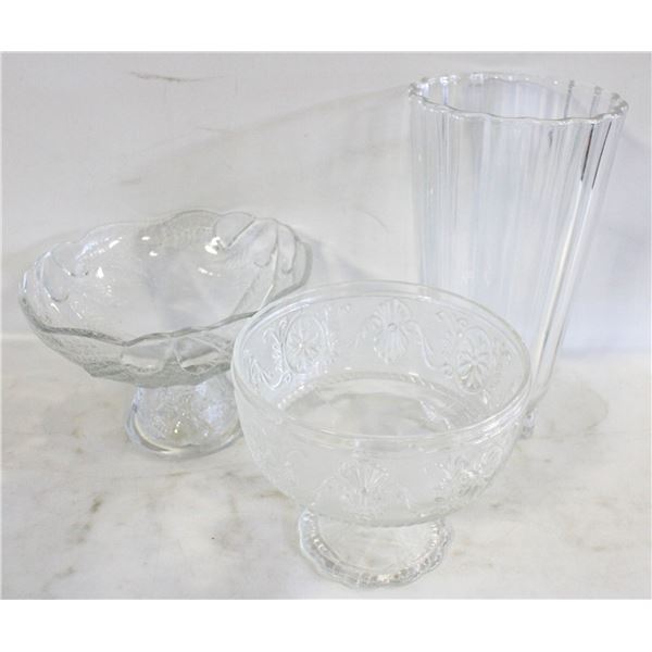 VINTAGE "ICEBURG" PATTERN CLEAR PRESSED GLASS VASE