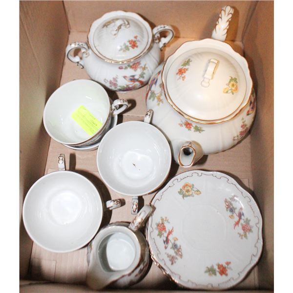 ESTATE 17 PIECE ZSOLNAY PARADICSOMMADAR MOTIF