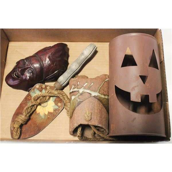 4 VINTAGE DECOR ITEMS