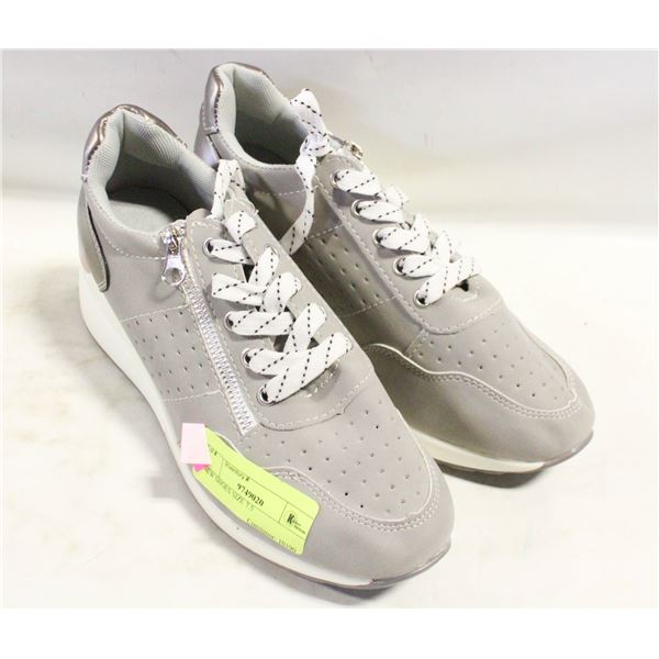 NEW SHOES SIZE 7.5