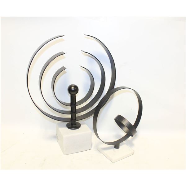 SET OF 2 METAL RING DECO'S WITH MARBLE BASES