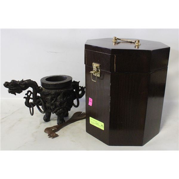 VINTAGE WOODEN HAT BOX WITH 2 WOODEN
