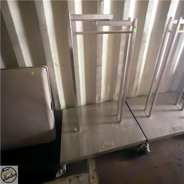 4 ARM METAL ADJUSTABLE CLOTHING RACK ON CASTORS