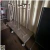 Image 1 : 4 ARM METAL ADJUSTABLE CLOTHING RACK ON CASTORS