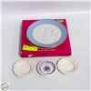 Image 1 : 3 MINATURE PLATES WITH 1971 CHRISTMAS PLATE