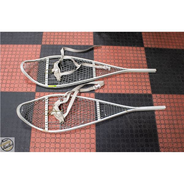 PAIR OF SNOW SHOES