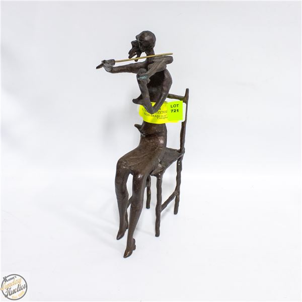 VINTAGE SEATED VIOLINIST PLAYER SOLID BRASS H-10"