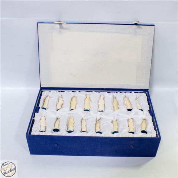 VINTAGE HAND CARVED CHINESE CHESS SET