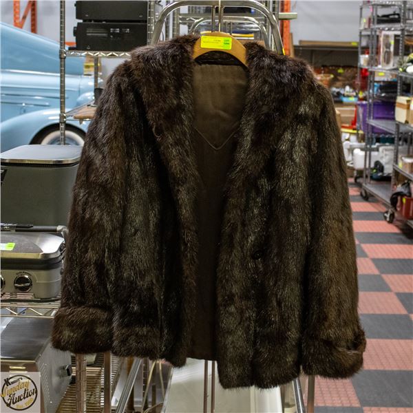 WOMENS FUR COAT APPROX SIZE MEDIUM