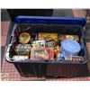Image 1 : 102L TOTE WITH COLLECTIBLE TINS