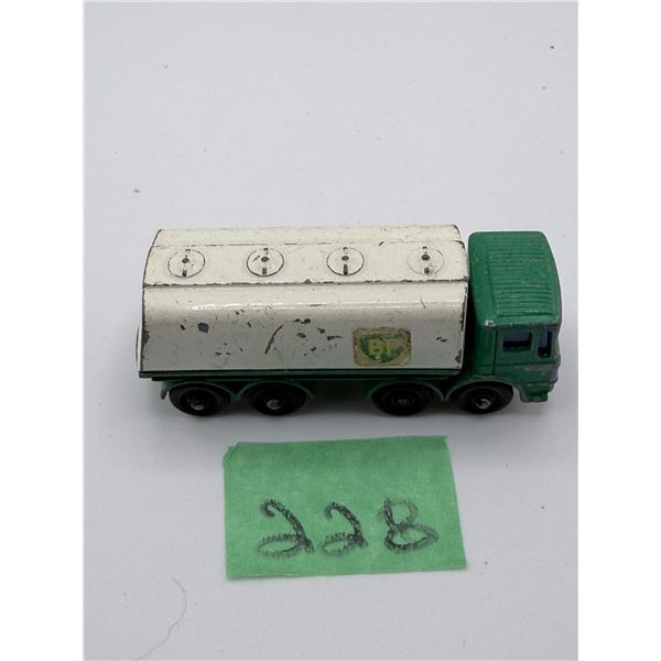 LESNEY/MATCHBOX NO. 32 LEYLAND PETROL TANKER DIECAST