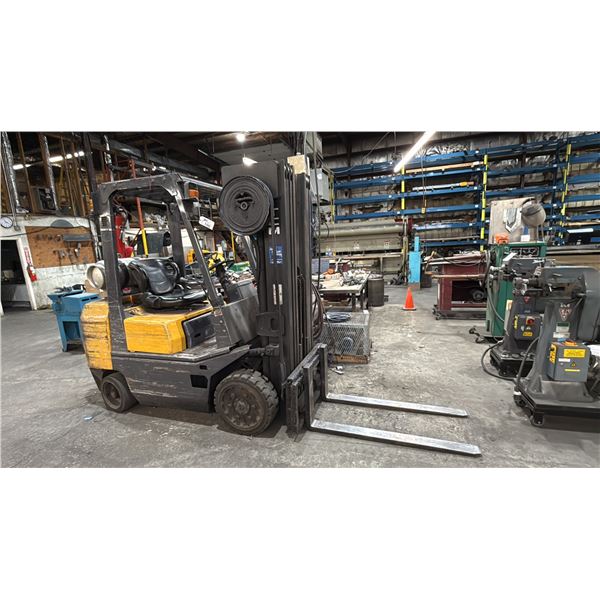 TCM FCG25D7 YELLOW PROPANE FORKLIFT WITH SOLID TIRES, 4 STAGE MAST, 6535 HOURS *HOURS NOT VERIFIED*