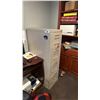 Image 3 : GROUP OF 4 ASSORTED FILING CABINETS
