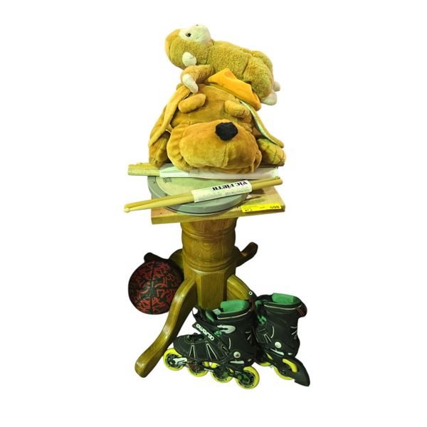 Group - Table stand w/ rollerblades, drum sticks & stuffed animals
