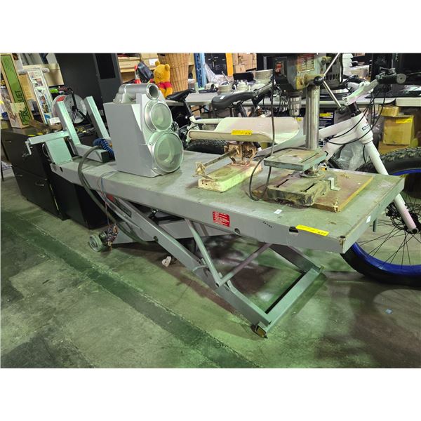 Pneumatic motorcycle lift