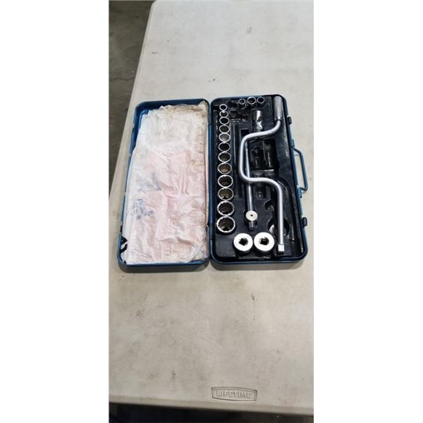 SOCKET WRENCH SET IN BLUE METAL CASE